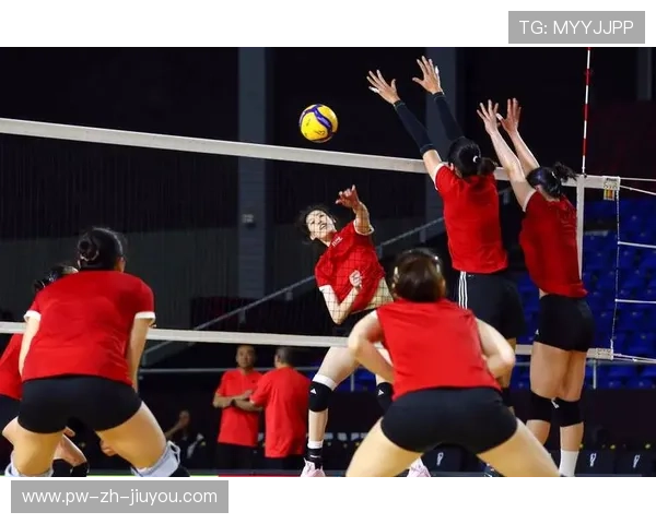 女排训练中增加对抗强度，队内竞争氛围积极